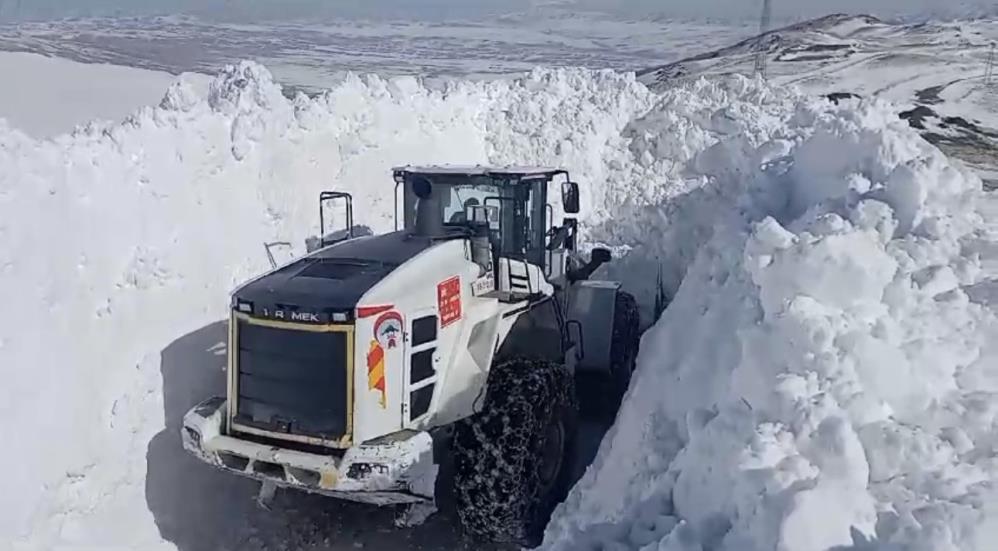 Yüksekova’nın köy yollarında kar çalışması devam ediyor