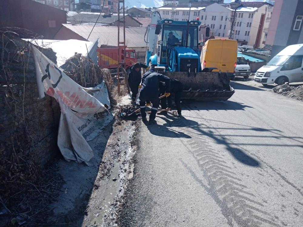 Hakkari Belediyesi kanal temizliği başlattı