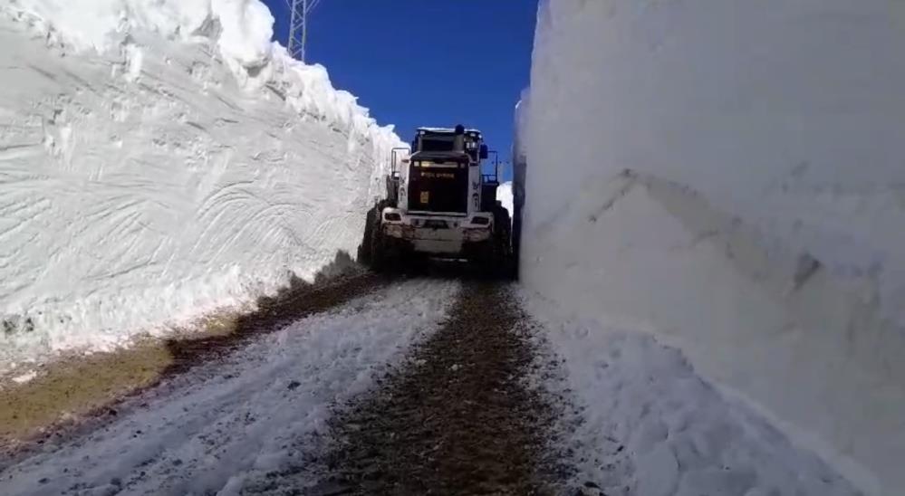 Yüksekova’da 7 metrelik kar tünellerinde çalışmalar devam ediyor