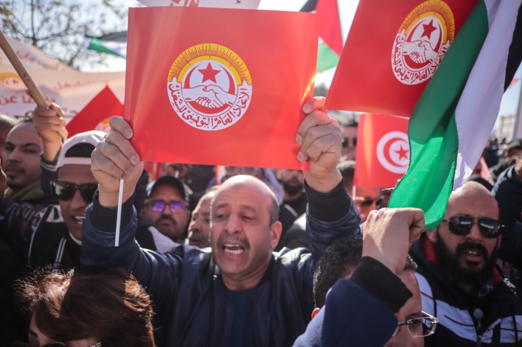 Tunus’ta binlerce kişi hükümeti protesto etti