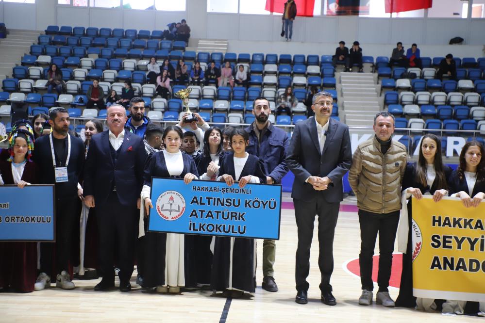 Hakkari’de okullar arası halk oyunları yarışması sonuçlandı