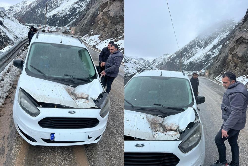 Seyir halindeki aracın üzerine kaya düştü
