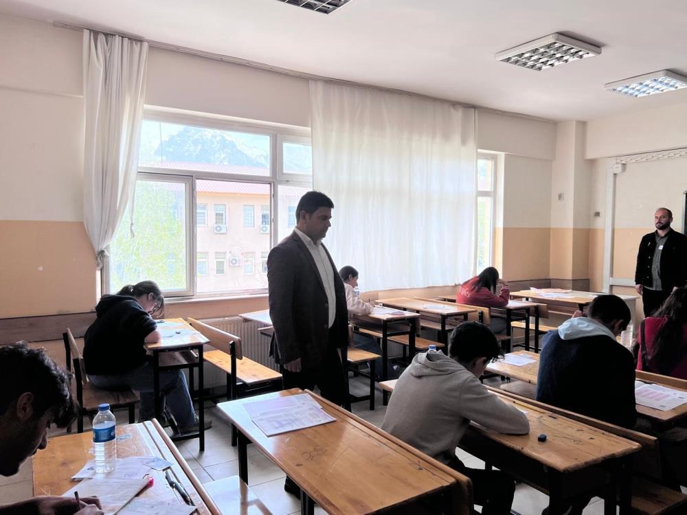 Hakkari’de bursluluk sınavına 8 bin 743 öğrenci girdi