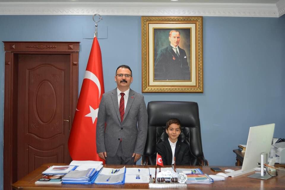 İlkokul öğrencisi Zanyal Töre , 23 Nisan’da makam koltuğuna oturdu