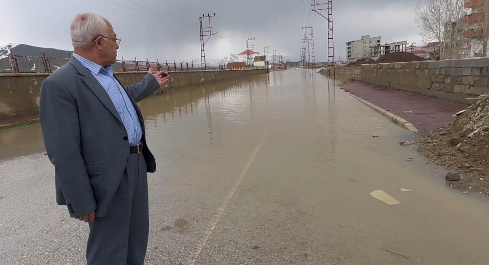 Su baskınında mahsur kalan araç vatandaşlar tarafından kurtarıldı