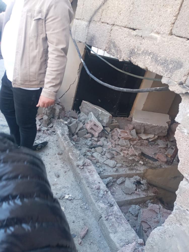 Hakkari’de freni patlayan araç eve girdi