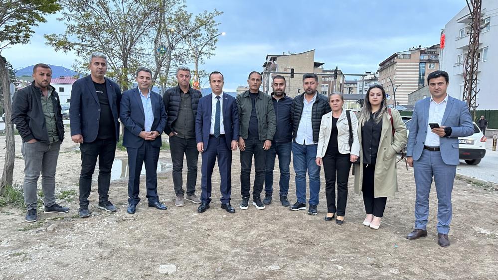 İpekyolu Caddesi’ndeki refüjde peyzaj çalışmalarının bitirilmemesine tepki