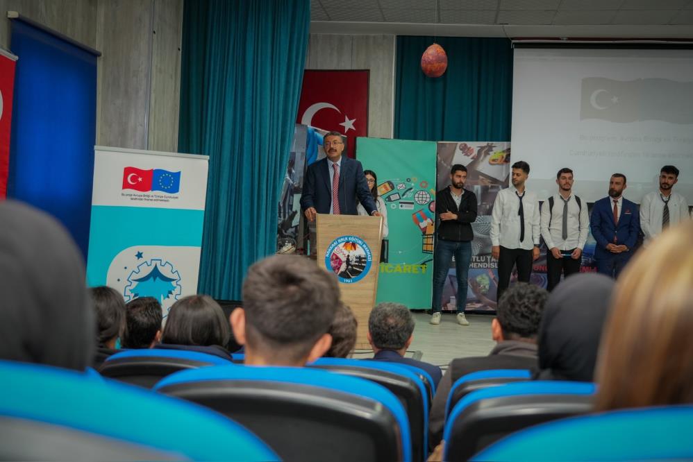 Vali Çelik “Geleceğin Teknoloji Yıldızları Yetişiyor” tiyatro gösterisine katıldı