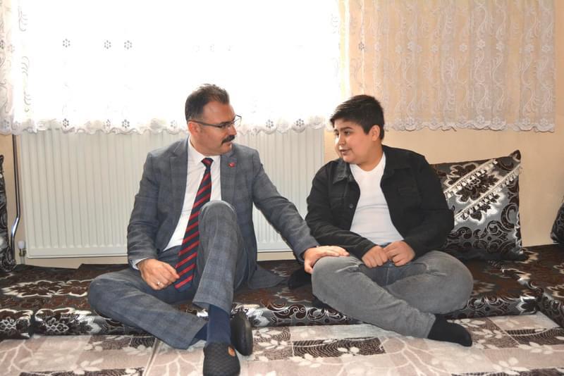 Şemdinli Kaymakamı Ali Ekber Ateş öğrenci ev ziyaretlerine devam ediyor