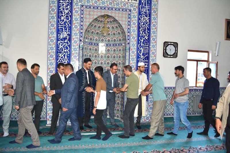 Şemdinli Kaymakamı Ali Ekber Ateş, Cami’de vatandaşların bayramını kutladı