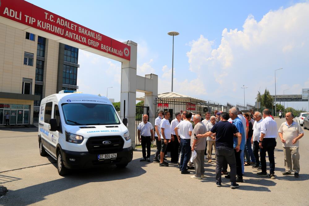 Tatil yaparken kafasına baca kapağı düşen kadın hayatını kaybetti