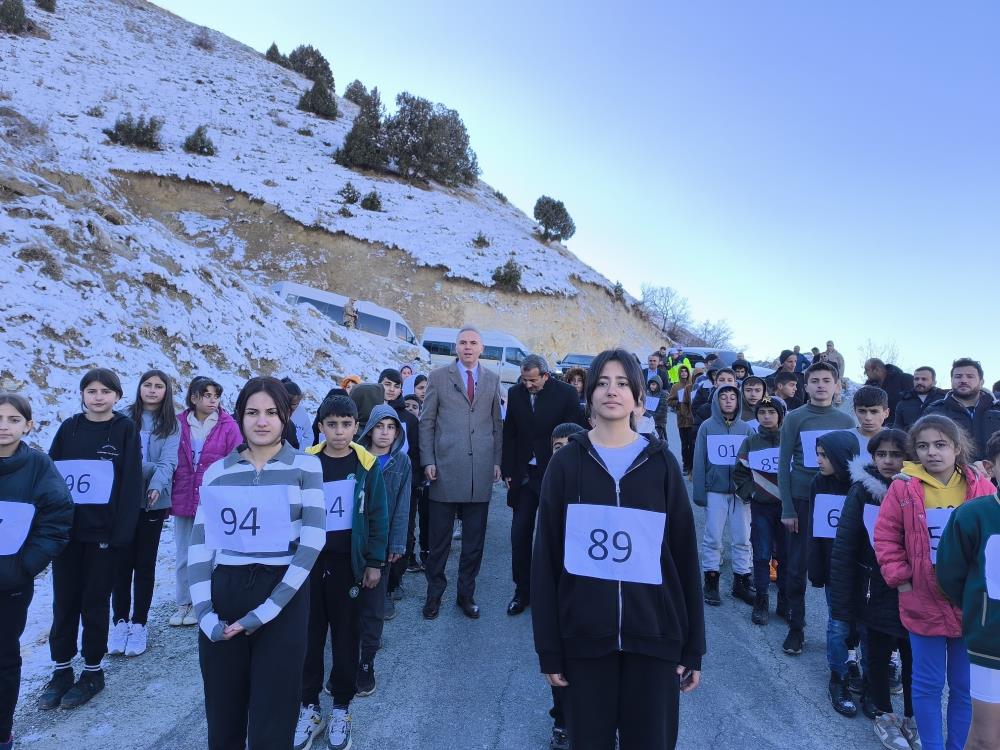 Yüksekova’da köy yolunda atletizm antrenmanı