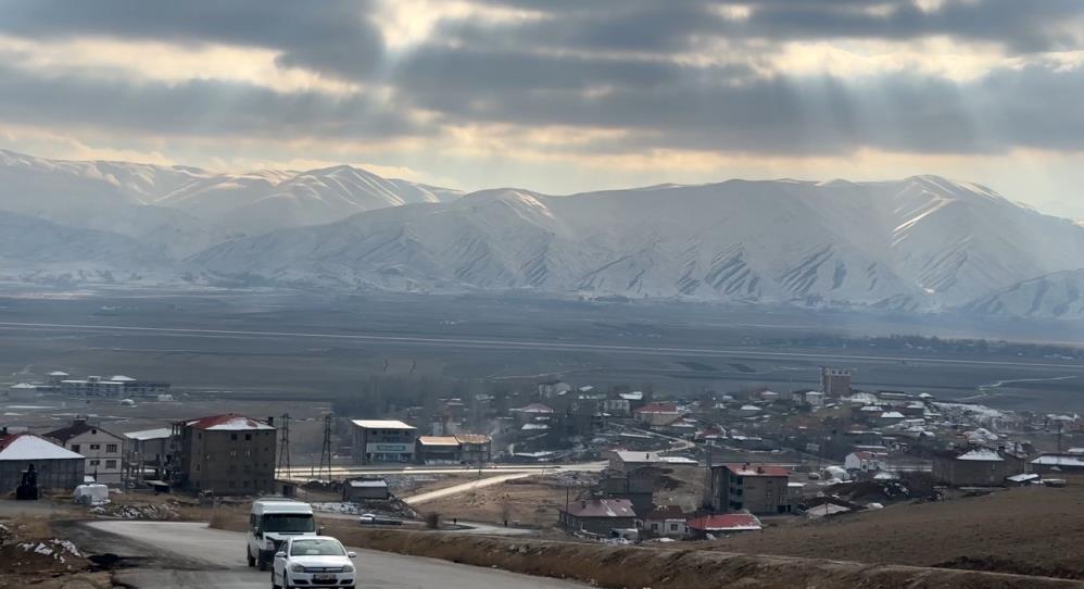 Yüksekova’nın etrafını saran dağlar karla kaplandı