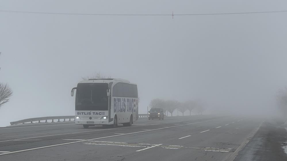 Bitlis’te yoğun sis ve buzlanma