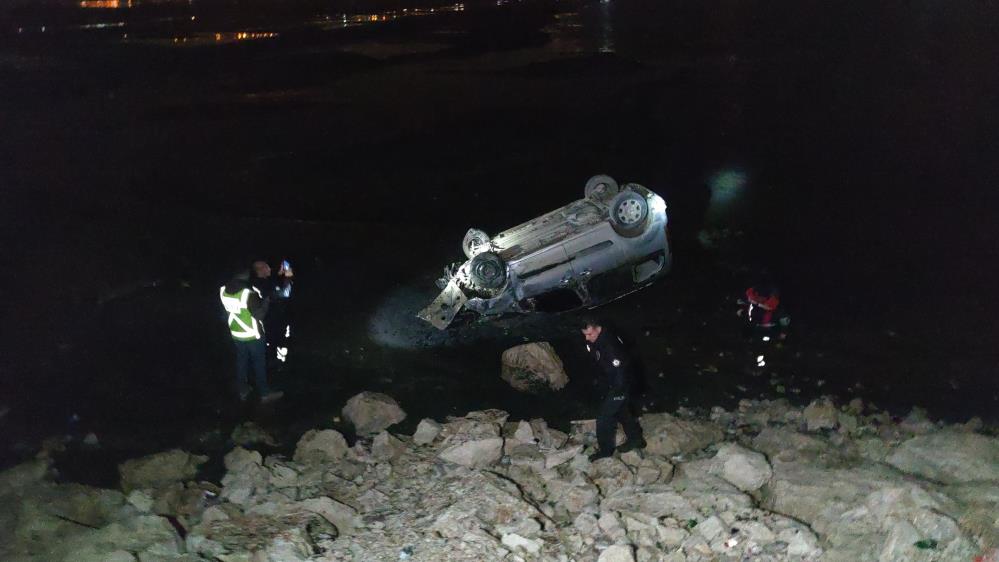 Van’da kamyonet göle uçtu: 2 yaralı