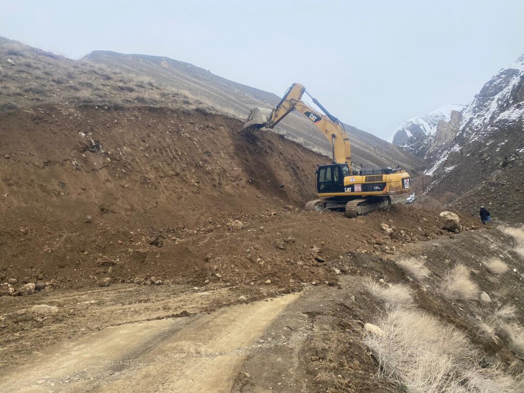 Köy ve Mezra Yollarında Altyapı Çalışması