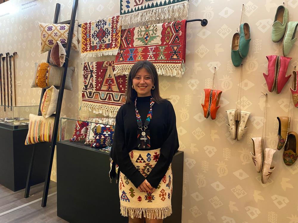 Yöresinin kilimlerini geleneksel motif ve modern tasarım ile buluşturuyor