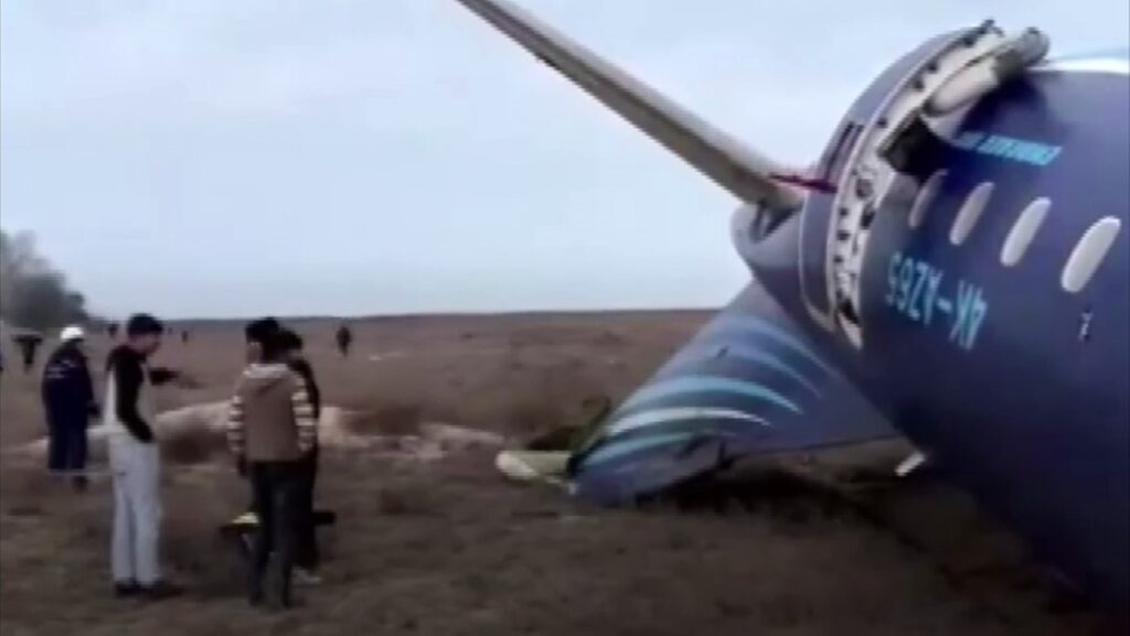 Kazakistan’da 72 kişinin bulunduğu yolcu uçağı düştü