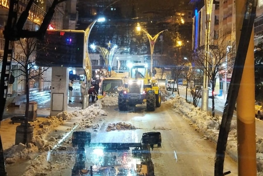 Hakkari’de 20 araçla karla mücadele yapıldı
