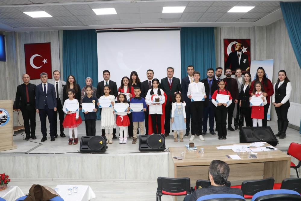 Hakkari’de “İstiklal Marşı’nı Güzel Okuma Şiir Yarışması” düzenlendi