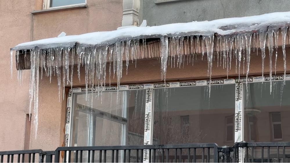 İki mevsim arası 50 kilometre: Yüksekova’da dondurucu soğuk, Şemdinli’de ise bahar havası
