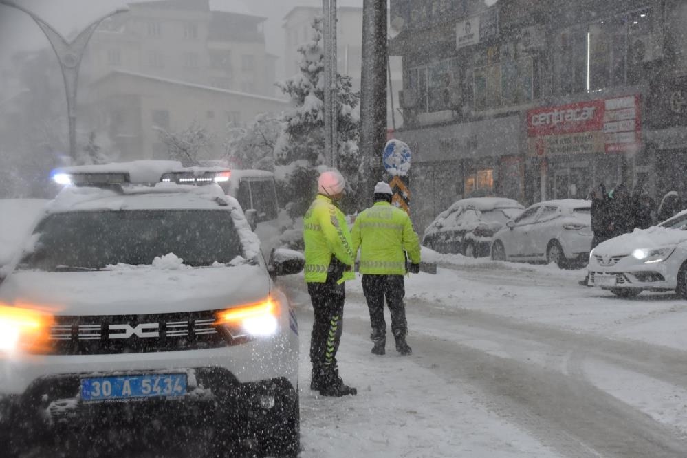 Hakkari polisi kar kış demeden görev başında