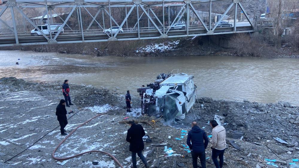 Hakkari’de çöp kamyonu şarampole yuvarlandı: 3 yaralı