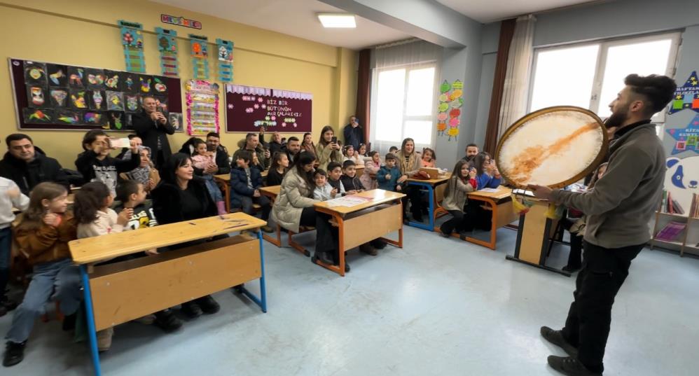 Yüksekova’da halaylı karne dağıtımı