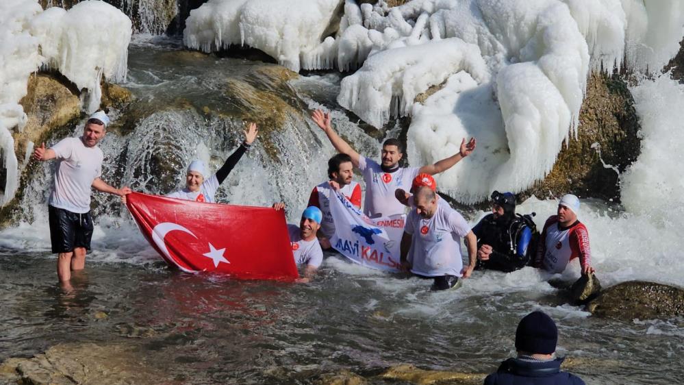 Van Gölü aktivistleri, dondurucu soğuğa rağmen Muradiye Şelalesi’ne girdi