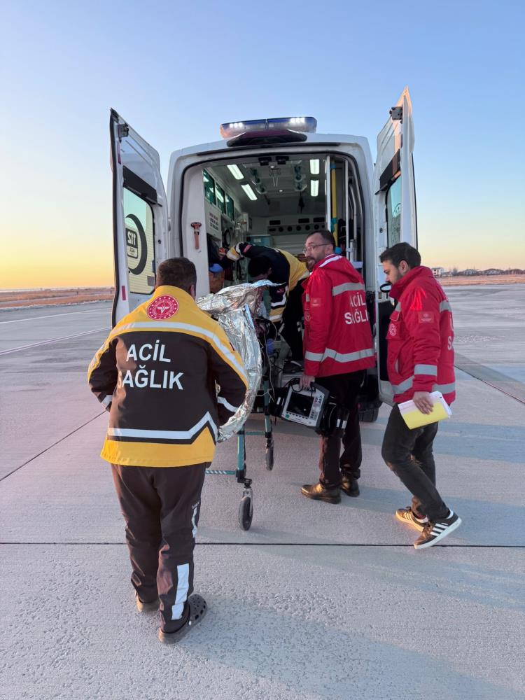 Derecik’teki hasta ambulans helikopterle Van’a nakledildi