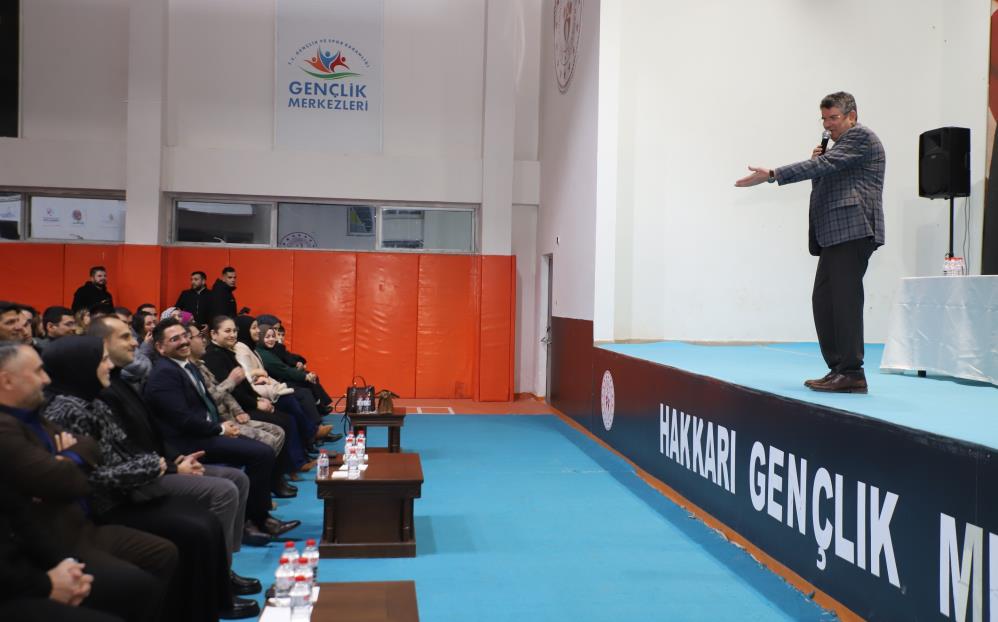 Eğitimci-Yazar Kapaklıkaya Hakkari’de söyleşi düzenledi