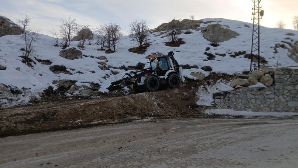 Hakkari’de PMT ekipleri soğuk havaya aldırış etmeden çalışmalarını sürdürüyor