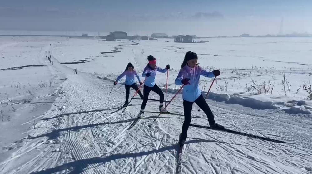 Yüksekovalı kayakçılar, karlı dağlarda yarışmalara hazırlanıyor