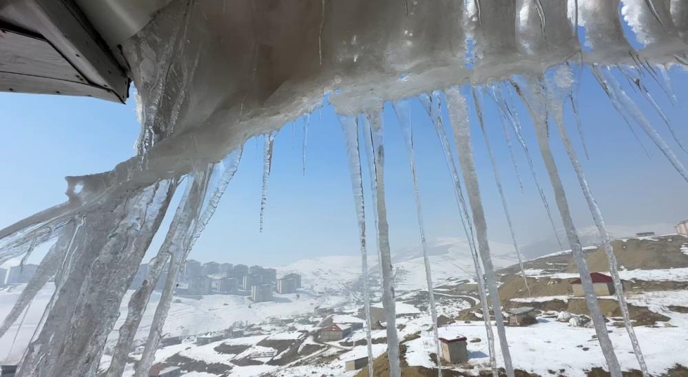 Yüksekova’da buz sarkıtları 2 metreyi geçti