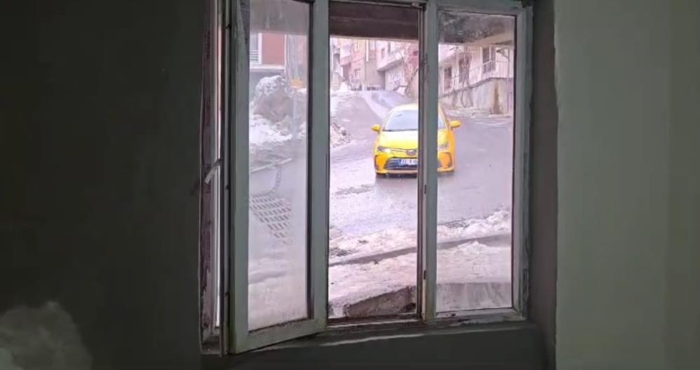 Hakkari’de park halindeki araç yokuş aşağı kayarak evin duvarını yıktı