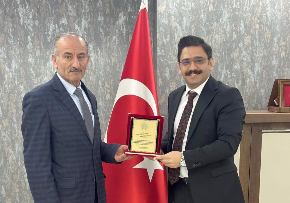 45 yıllık hizmetin ardından emekliliğe ayrılan Tekin’e başarı plaketi