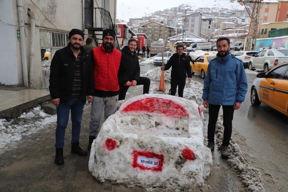 Hakkarili esnaf kardan araba yaptı