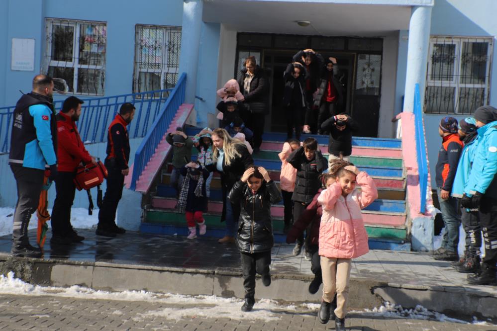 Hakkari’de “Deprem Anı ve Tahliye Tatbikatı” düzenlendi