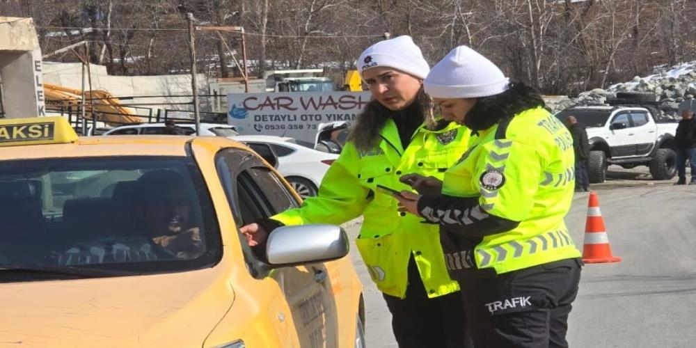 Hakkari polisinden ticari taksilere sıkı denetim
