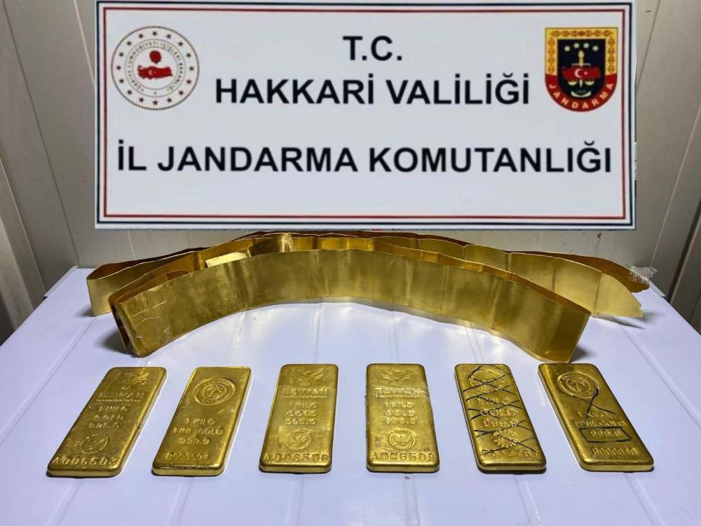 Hakkâri’de piyasa değeri yaklaşık 27 milyon 200 bin TL olan 8 kilo külçe altın ele geçirildi