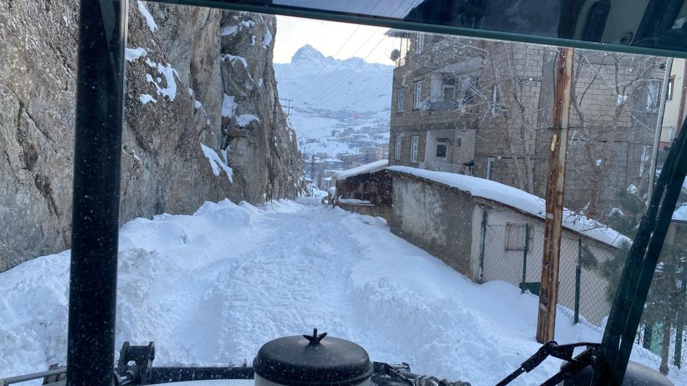 Hakkari’de karla mücadele çalışması sürüyor