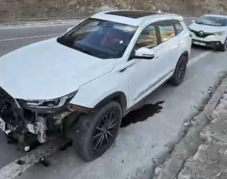 Dağdan kopan kayalar aracın üzerine düştü