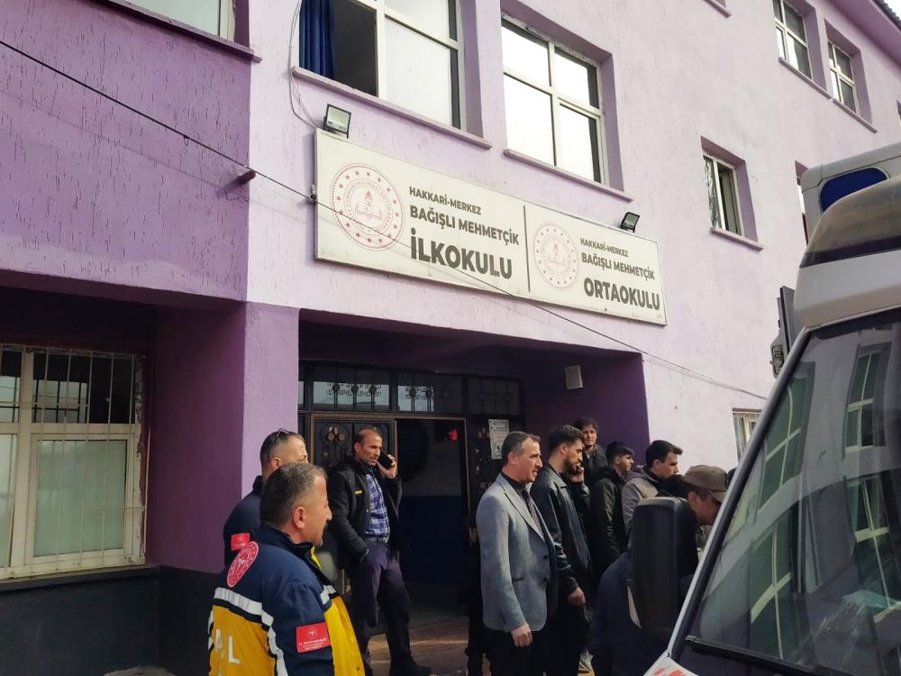 Hakkari’de 34 öğrenci gıda zehirlenmesi şüphesiyle hastaneye kaldırıldı