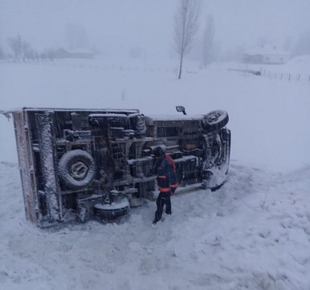 Yüksekova’da yoldan çıkan kamyonet devrildi: 3 yaralı