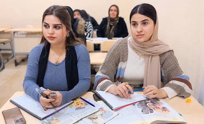 Irak ve İran’dan gelenler Yüksekova’da okuma yazma öğreniyor