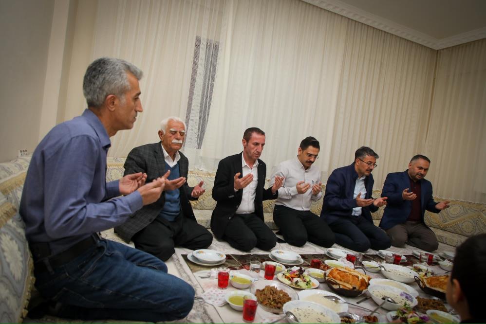 Vali Ali Çelik, Korkmaz ailesinin iftar sofrasına konuk oldu