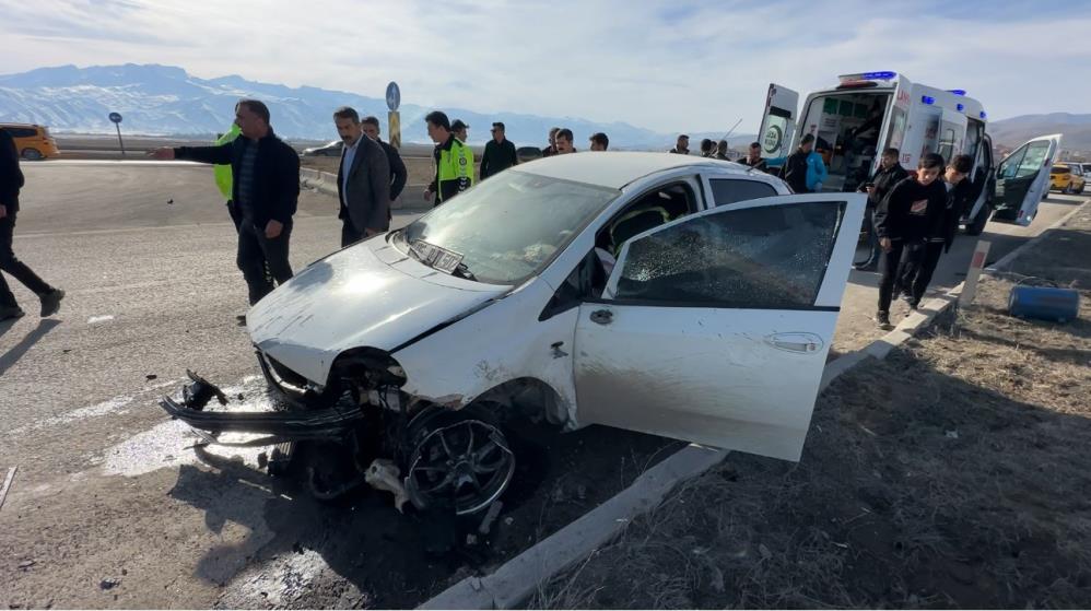 Yüksekova’da kaldırıma çarparak savrulan aracın sürücüsü yaralandı