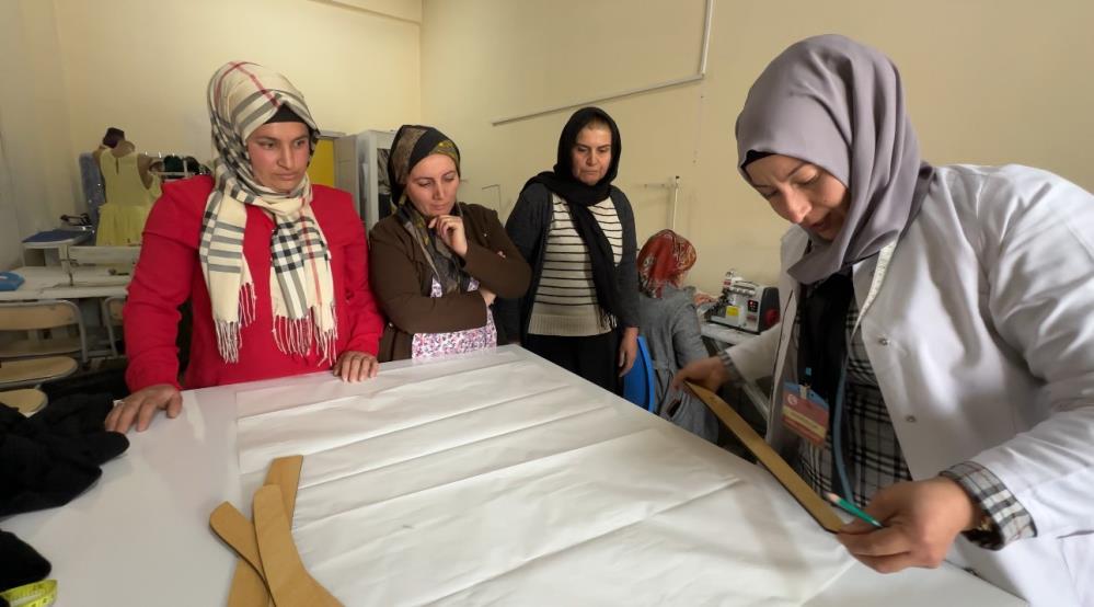 Yüksekova’da kadınlar tarafından atıklardan üretilen elbiselerin güzelliği göz kamaştırıyor