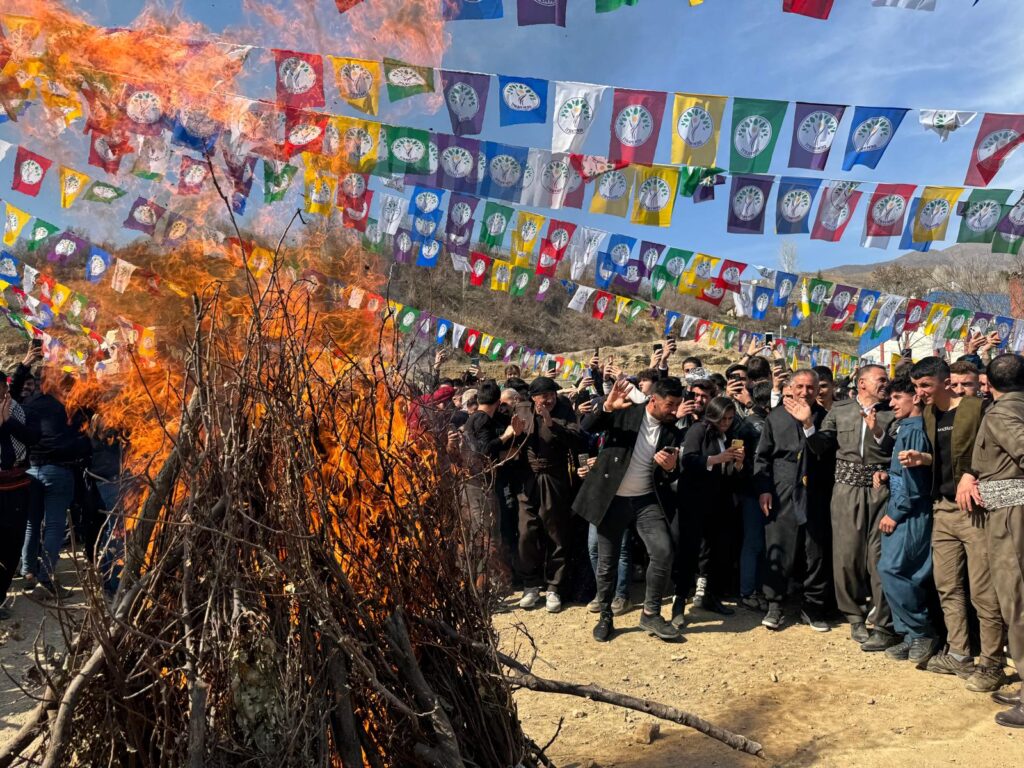 Şemdinli’de Newroz çoskuyla kutlandı