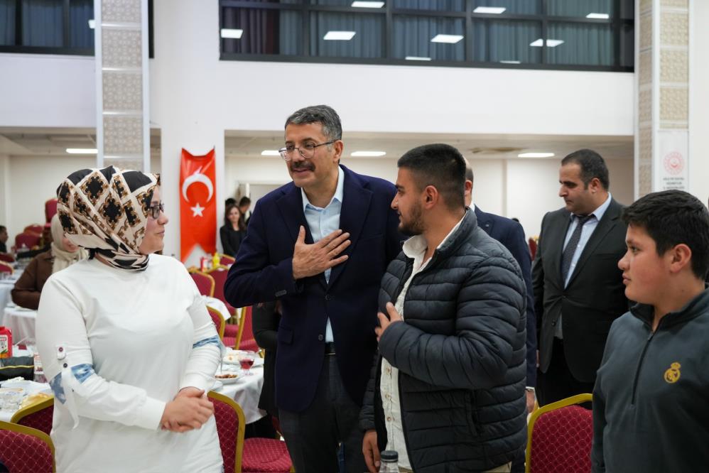 Vali Çelik, iftarda yetimlerle buluştu